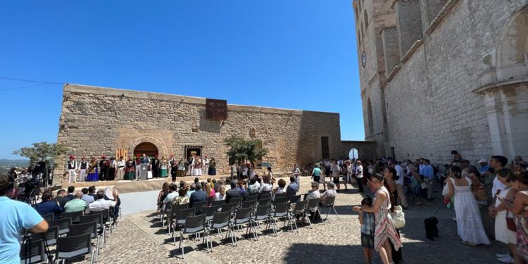 Acto del Vuit d'Agost durante la intervención de Vicent Marí.