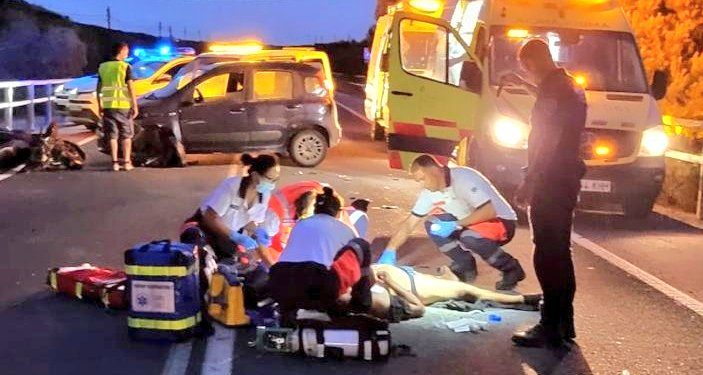 Momento de la asistencia en el accidente en una imagen del SAMU 061