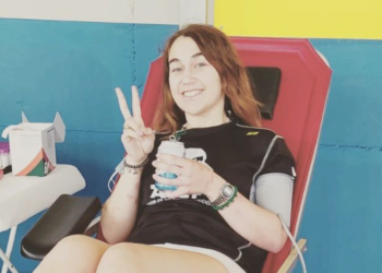 Gloria, una voluntaria de Palma, se hidrata después de donar sangre para en Banc.