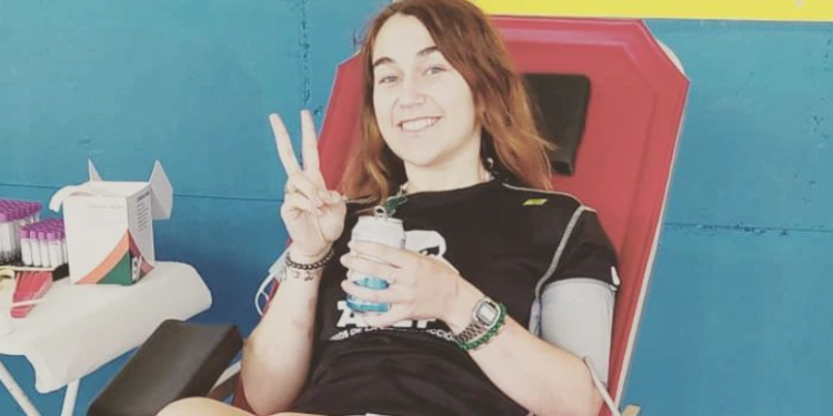 Gloria, una voluntaria de Palma, se hidrata después de donar sangre para en Banc.