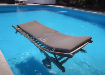 Captura del vídeo del momento en el que tiran un mueble de la terraza a la piscina.