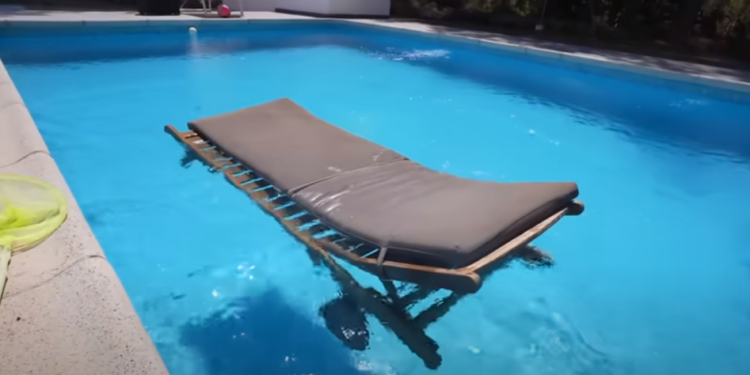 Captura del vídeo del momento en el que tiran un mueble de la terraza a la piscina.