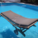Captura del vídeo del momento en el que tiran un mueble de la terraza a la piscina.