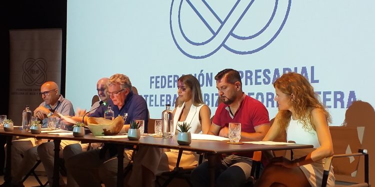 Imagen de archivo de una asamblea de la Fehif con la nueva presidenta, María Costa, a la derecha de la imagen.