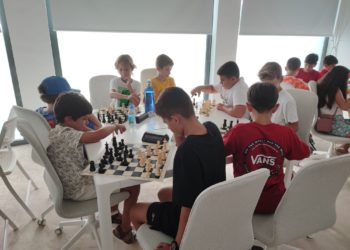 Los jugadores, apelotonados en la misma mesa en el Casal de Dones de Ibiza.