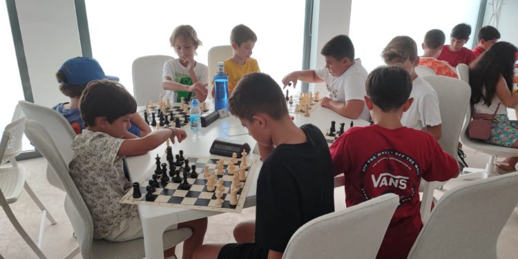 Los jugadores, apelotonados en la misma mesa en el Casal de Dones de Ibiza.