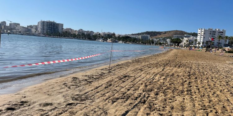 Playa cerrada al baño. Ayuntamiento de Sant Antoni.