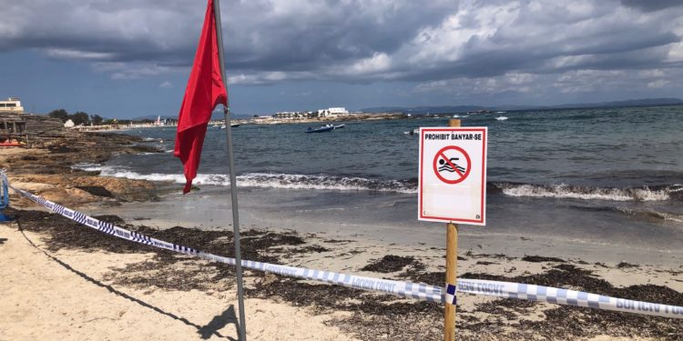 Playa de Es Pujols cerrada al baño por vertido, presuntamente, de la sentina de un yate.