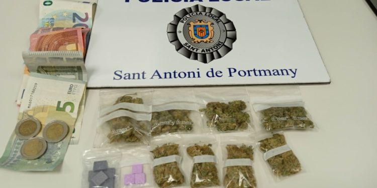 Droga incautada al hombre detenido en el local de West End de Sant Antoni inspeccionado en un primer momento por exceso de ruido.