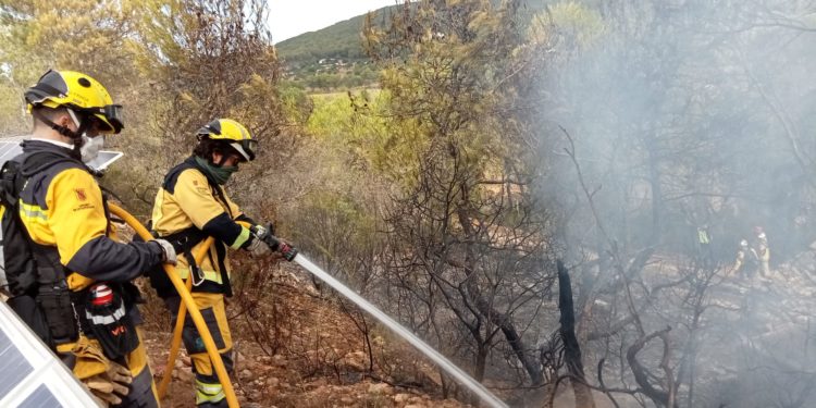 Agentes del Ibanat actuando en un incendio en una imagen de archivo