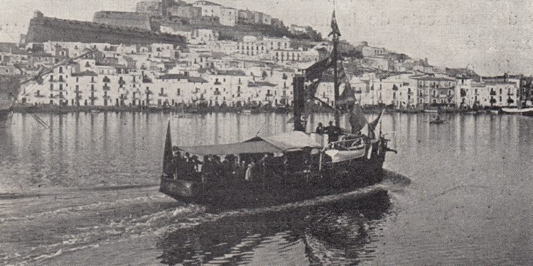 Foto feta des del Balear entrant al port de Vila, escortat pel Salinas i el Constante.