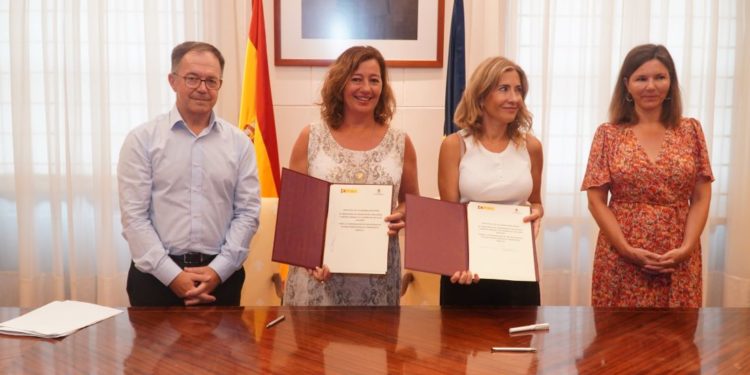 La presidenta del Govern ha estado acompañada, en el acto celebrado en el Ministerio de Transportes, Movilidad y Agenda Urbana, por el conseller de Movilidad y Vivienda, Josep Marí.