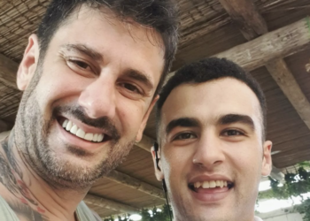 Melendi con un fan en un restaurante. Créditos Instagram KB Musta