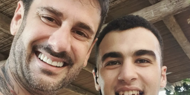 Melendi con un fan en un restaurante. Créditos Instagram KB Musta