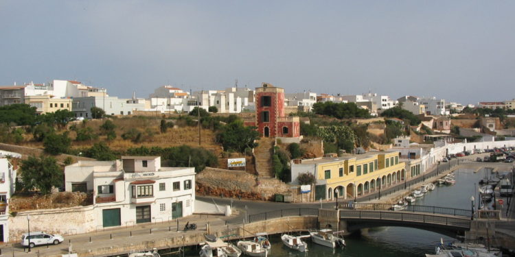 Puerto de Ciudadela. En una rissaga esta zona puede pasar de quedarse sin agua a inundar las aceras. Foto Wikipedia