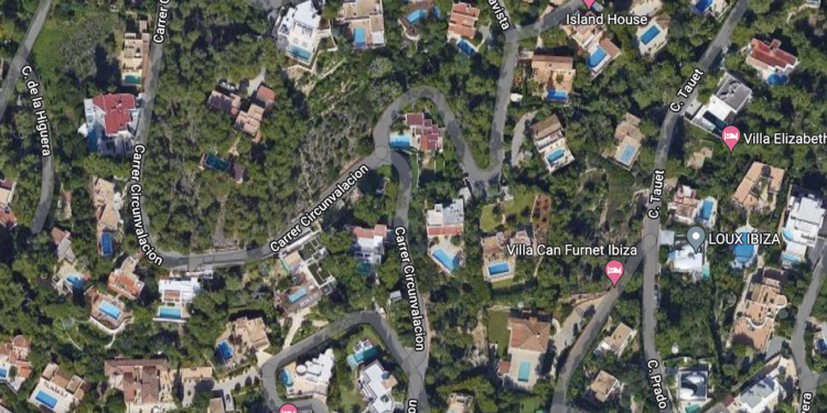 Imagen aérea de piscinas en Can Furnet, en una vista de Google Maps