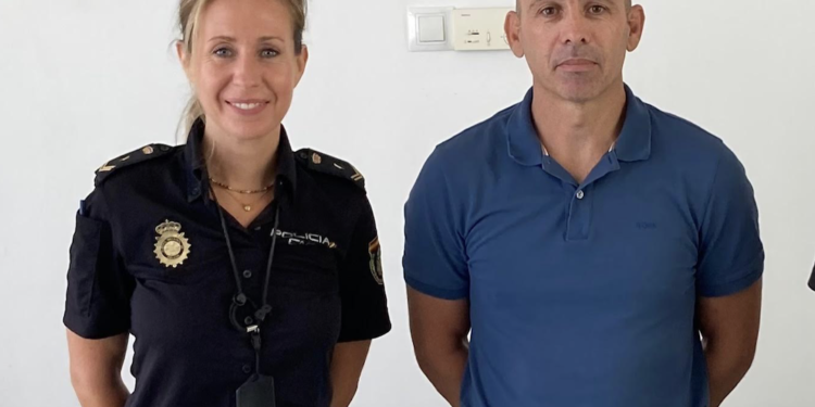 Lidia Romero y David Téllez en la Comisaría de la Policía Nacional.