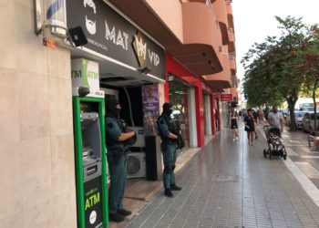 Registro en una barbería de la avenida de España dentro de la operación contra el tráfico de drogas. Foto Noudiari