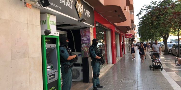 Registro en una barbería de la avenida de España dentro de la operación contra el tráfico de drogas. Foto Noudiari