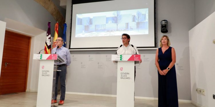 Rueda de prensa del Consell de Govern con Iago Negueruela en el centro de la imagen, junto a Patricia Gómez y Juan Pedro Yllanes.