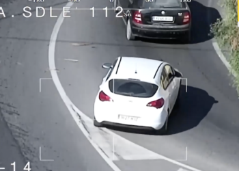 Vehículo haciendo una maniobra no reglamentaria en Ibiza. Imagen DGT