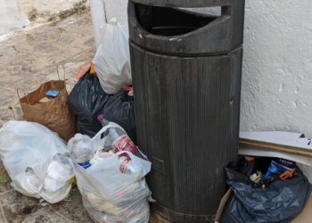 Una papelera de Dalt Vila en una imagen de principios del mes de julio enviada por una lectora de Noudiari como fotodenuncia