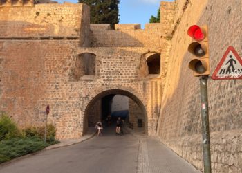Semáforo en rojo en la entrada de Dalt Vila, en la ciudad de Ibiza.
