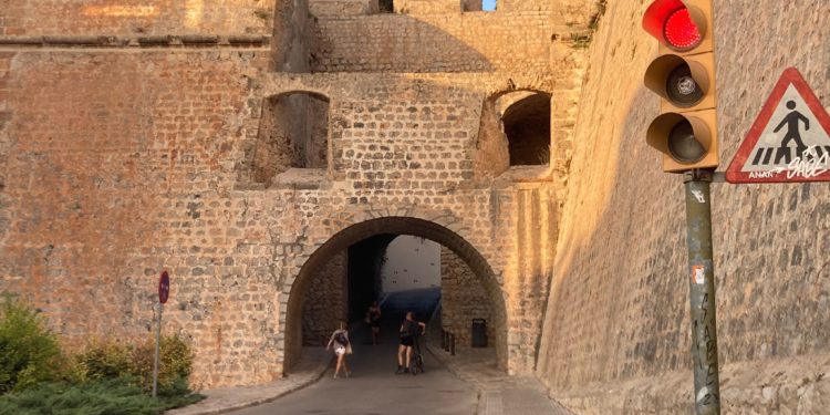 Semáforo en rojo en la entrada de Dalt Vila, en la ciudad de Ibiza.