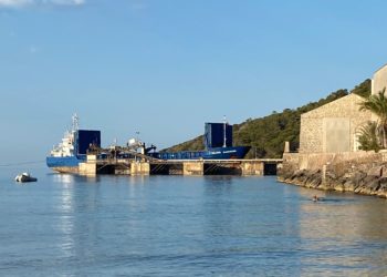 El barco de las Feroe, cargando sal desde primera hora de hoy. Foto Noudiari