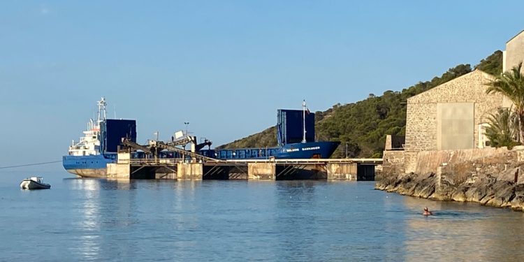 El barco de las Feroe, cargando sal desde primera hora de hoy. Foto Noudiari