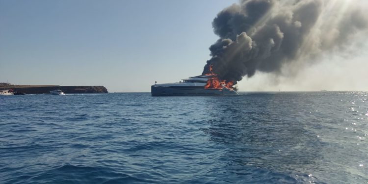 El yate incendiado en Cala Saona, Formentera. Noudiari.