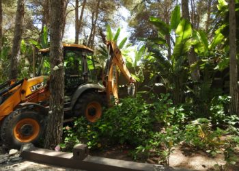 Trabajos de demolición de Casa Lola. Ayuntamiento de Sant Josep.