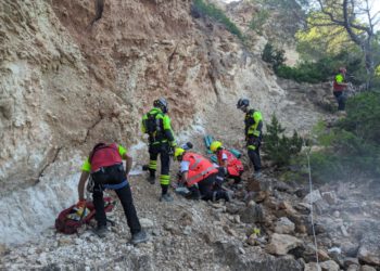 Momento en el que los bomberos y personal médico accedieron hasta el herido. Foto: Bomberos Parque Insular de Ibiza.