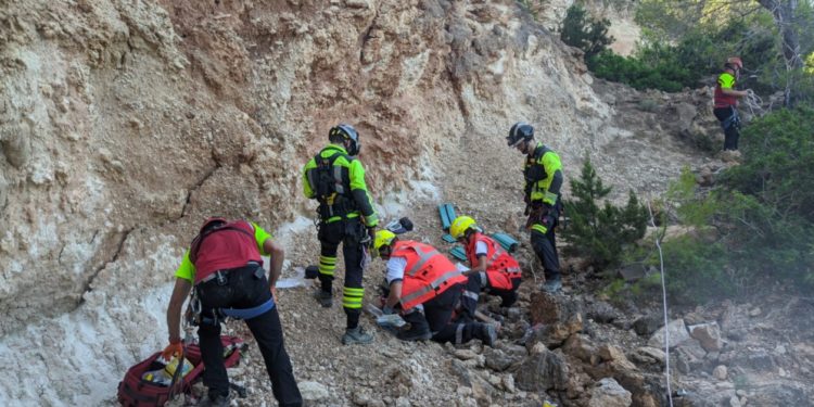 Momento en el que los bomberos y personal médico accedieron hasta el herido. Foto: Bomberos Parque Insular de Ibiza.
