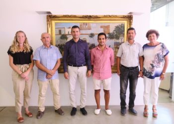 Iván Pérez, tercero por la derecha, acompañado por representantes municipales. Ayuntamiento Sant Antoni.