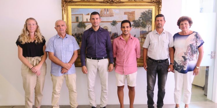 Iván Pérez, tercero por la derecha, acompañado por representantes municipales. Ayuntamiento Sant Antoni.