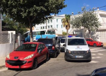 Vehículo de la Policía Local de Ibiza justo antes de abandonar el lugar del accidente, en la avenida Pere Matutes Noguera. Foto: Noudiari.