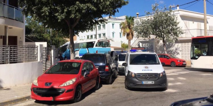 Vehículo de la Policía Local de Ibiza justo antes de abandonar el lugar del accidente, en la avenida Pere Matutes Noguera. Foto: Noudiari.