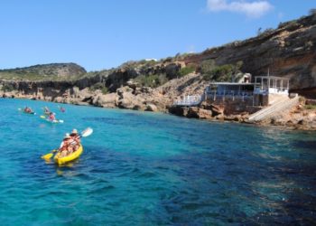 A la dreta, el quiosc de Tagomago en una imatge d'arxiu. Foto: D.V.