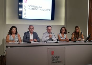 Un moment de la presentació amb Mila González, presidenta de l'Associació d'Immobiliàries d'Eivissa; Hans Lenz, president d'ABINI; el conseller, Josep Marí; Natalia Bueno, presidenta de COAPI, i la directora general, Cris Ballester.