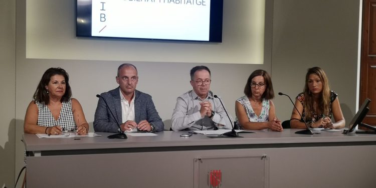 Un moment de la presentació amb Mila González, presidenta de l'Associació d'Immobiliàries d'Eivissa; Hans Lenz, president d'ABINI; el conseller, Josep Marí; Natalia Bueno, presidenta de COAPI, i la directora general, Cris Ballester.
