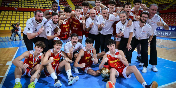 El técnico Carles Flores, segundo por la derecha, de gafas, junto a todo el equipo.