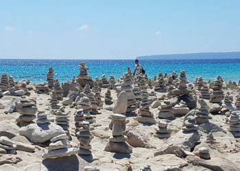 La costumbre de algunos turistas de amontonar piedrecitas, y la mística de baratillo que acompaña al fenómeno, es fuente infinita de irritación. / GEN