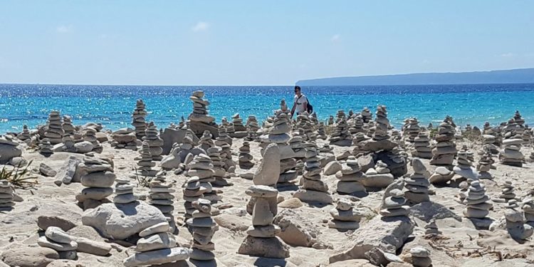 La costumbre de algunos turistas de amontonar piedrecitas, y la mística de baratillo que acompaña al fenómeno, es fuente infinita de irritación. / GEN