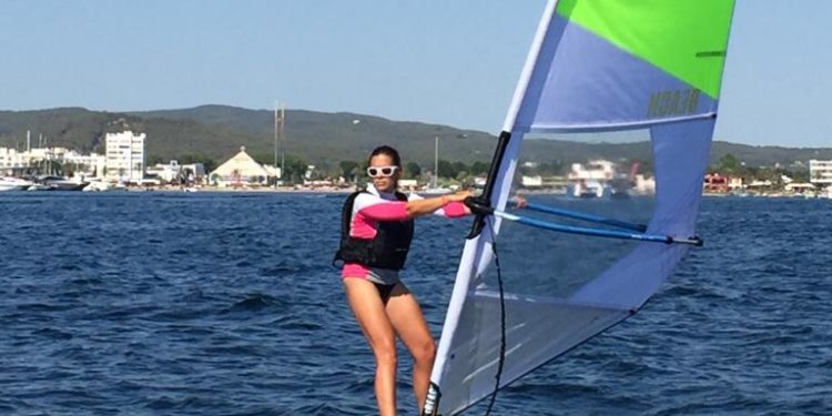 Una participante en el Adults Windsurf Open en una imagen cedida por el CNSA.