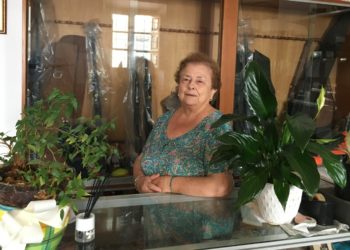 Ana Juan Clapés posa para Noudiari en su armería. Foto: Toni Escandell.