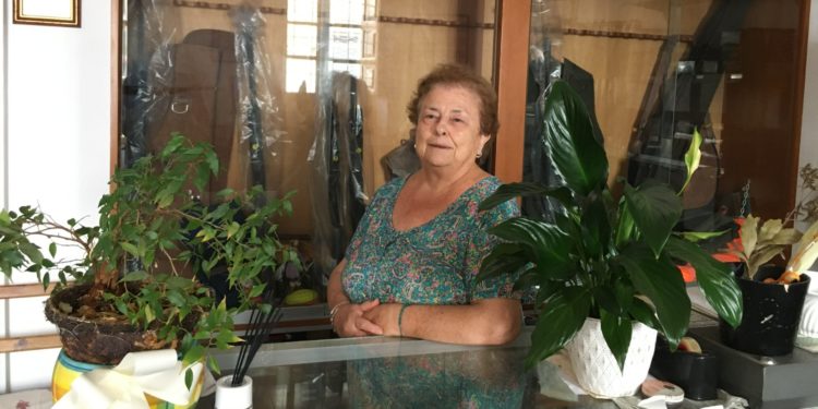 Ana Juan Clapés posa para Noudiari en su armería. Foto: Toni Escandell.