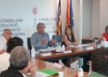 Imagen de la reunión de este jueves de la Mesa Sectorial de Educación, con el conseller Martí March en el centro. Foto: CAIB.
