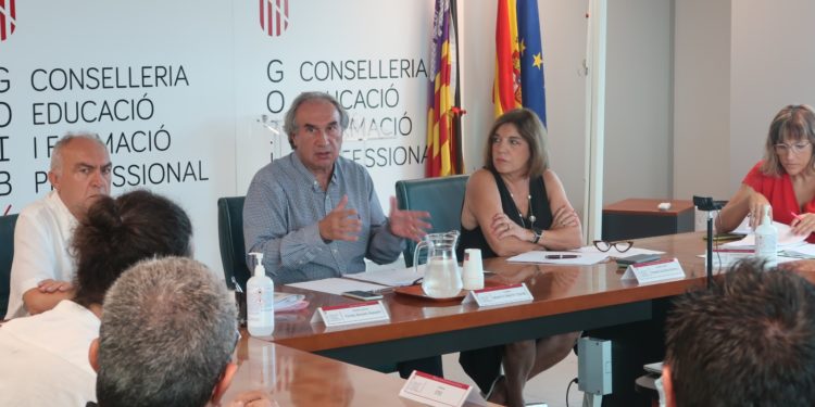 Imagen de la reunión de este jueves de la Mesa Sectorial de Educación, con el conseller Martí March en el centro. Foto: CAIB.