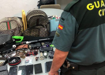 Imagen de todos los objetos que podrían haber sido hurtados por los detenidos. Imagen cedida por la Guardia Civil.